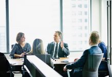 Aprovechando el valor de las mujeres directoras: Los obstáculos que no vemos